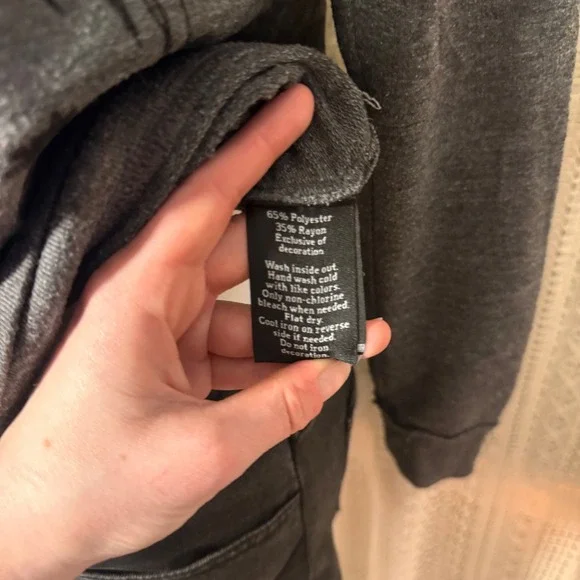 ROCK & REPUBLIC Gray Long Sleeve Crest Lion Studded Top Women's Size S - Picture 7 of 7